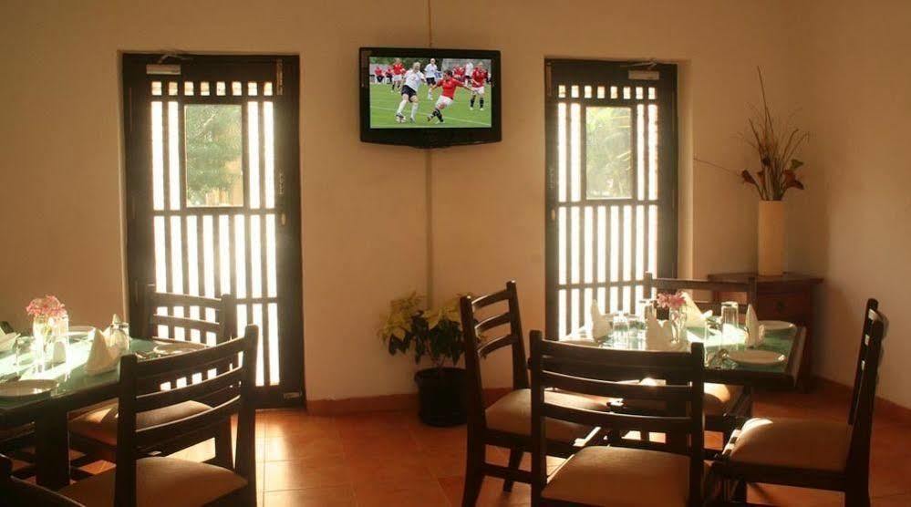 White Square Nirvana, Parra Mapusa Ngoại thất bức ảnh